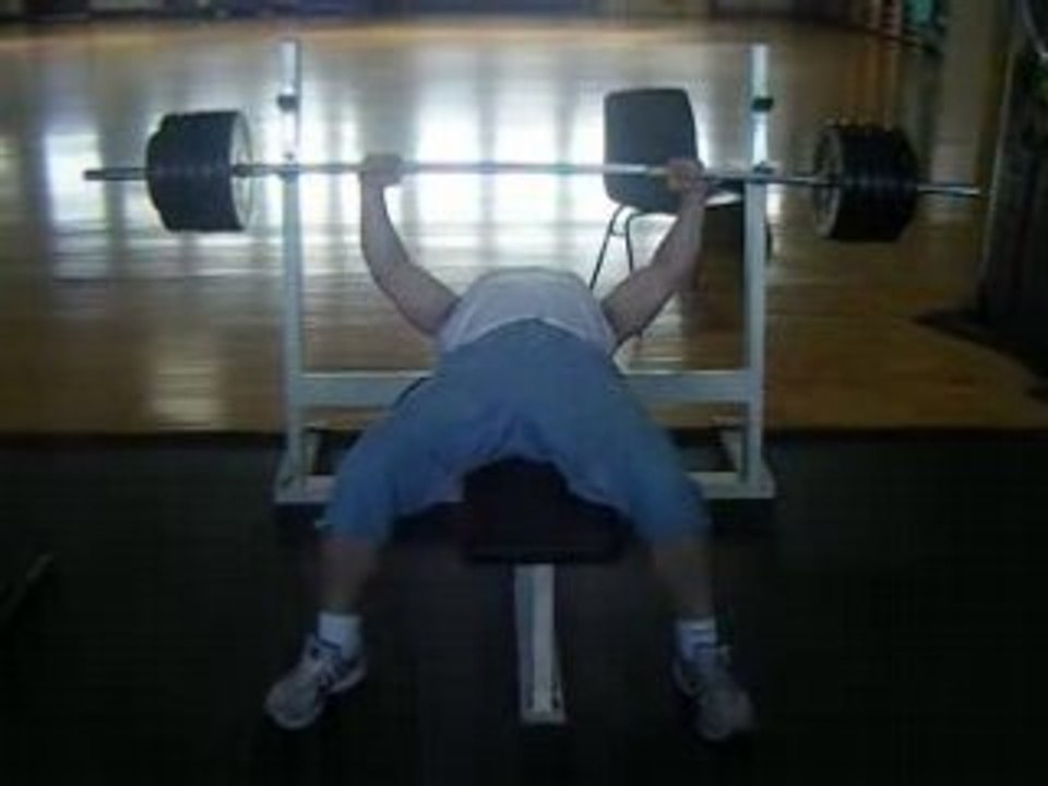 développé couché : 10 répétitions à 122 kg