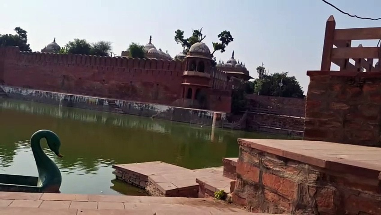 जड़ा तालाब की रेलिंग तोड़ दी गई, और नगरपरिषद को पता नहीं, सौन्दर्यीकरण लगा दिया ग्रहण