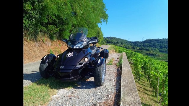 moto spyder can am 1000 Cylindrée 998 cm3 de la bombe accrocher vous ça décoiffe
