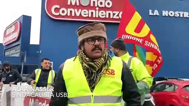 La protesta dei dipendenti della logistica davanti a Mondo Convenienza