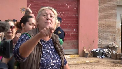 Abucheos de los vecinos a la vicepresidenta valenciana y la delegada del Gobierno en Massanassa