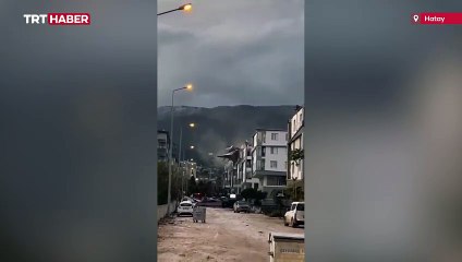 Hatay'da şiddetli rüzgar binaların çatılarını uçurdu