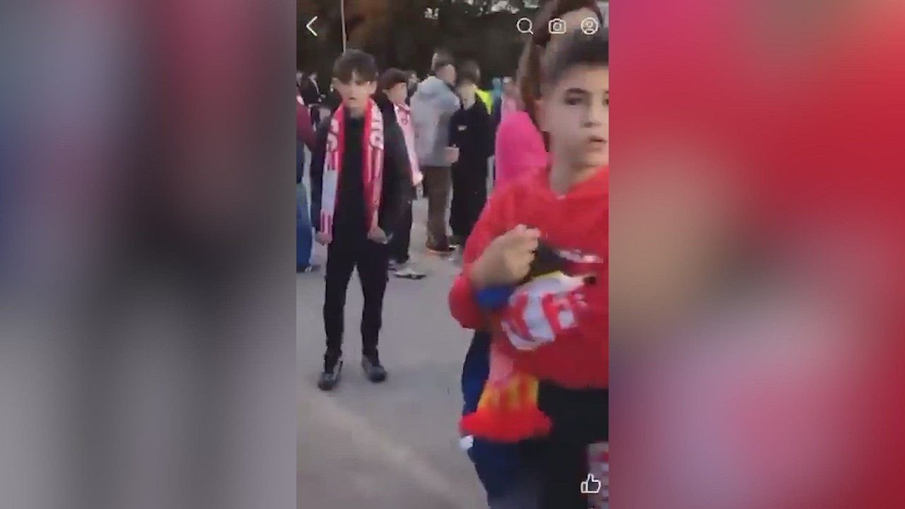 Una imagen que debe dar la vuelta al mundo: un niño, obligado a quitarse la camiseta del Espanyol para entrar a Montilivi