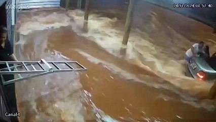 Mujer falleció tras ser arrastrada por la corriente de una inundación cuando estaban a punto de rescatarla 