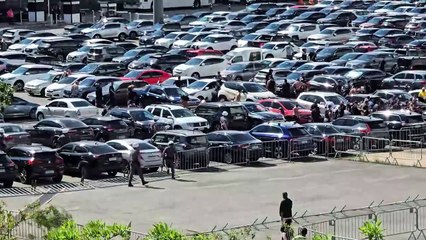 Estacionamento da Neo Química Arena tem confusão entre torcedores e PMs; veja vídeo