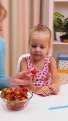 Goodbye, Strawberry Tops! 🍓💪 The Ultimate Food Hack for Super Moms! #foodhacks