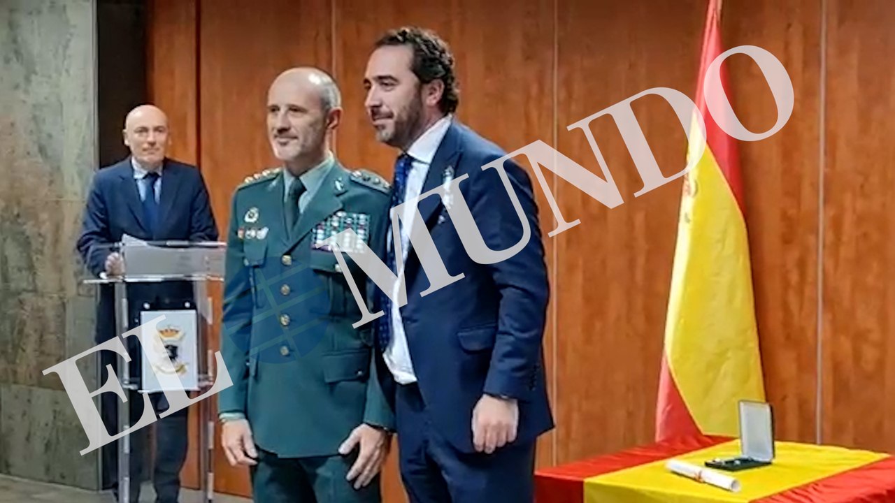 La Guardia Civil condecoró a Aldama en 2022 con la medalla a la Orden del Mérito por su "tributo a España" y sus "profundos valores"