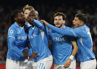 نابولي يهزم روما ويؤمن صدارته