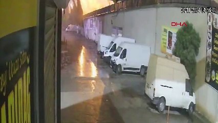 Adana'da fırtınada devrilen korkuluk ve reklam panosu araçlara zarar verdi; o anlar kamerada