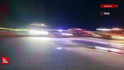 Antalya Havalimanı'na teker koyan uçağın motorunda yangın çıktı