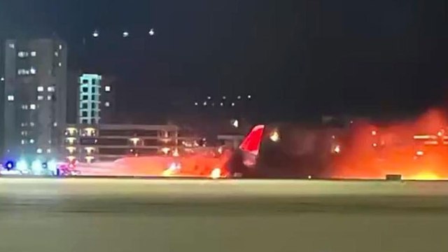 Antalya Havalimanı'nda korku dolu anlar: Piste iniş yapan uçak alev aldı