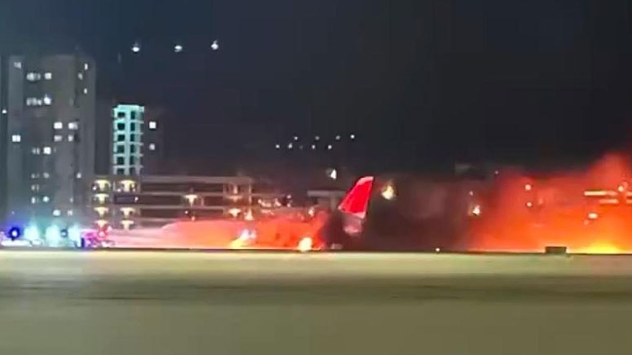 Antalya Havalimanı'nda korku dolu anlar: Piste iniş yapan uçak alev aldı