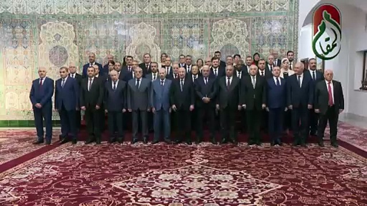رئيس الجمهورية السيد عبد المجيد تبون في صورة تذكارية مع أعضاء الحكومة الجديدة، عقب مراسم التوقيع على قانون المالية لسنة 2025.
