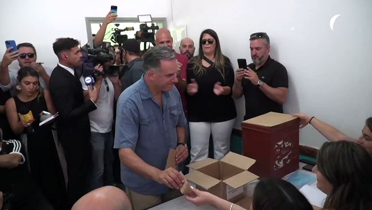 Opositor de izquierda Yamandú Orsi gana balotaje en Uruguay (proyección de encuestadoras)
