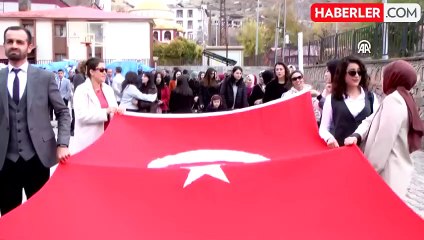 Hakkari'de öğretmenler, şehit meslektaşları için yürüdü