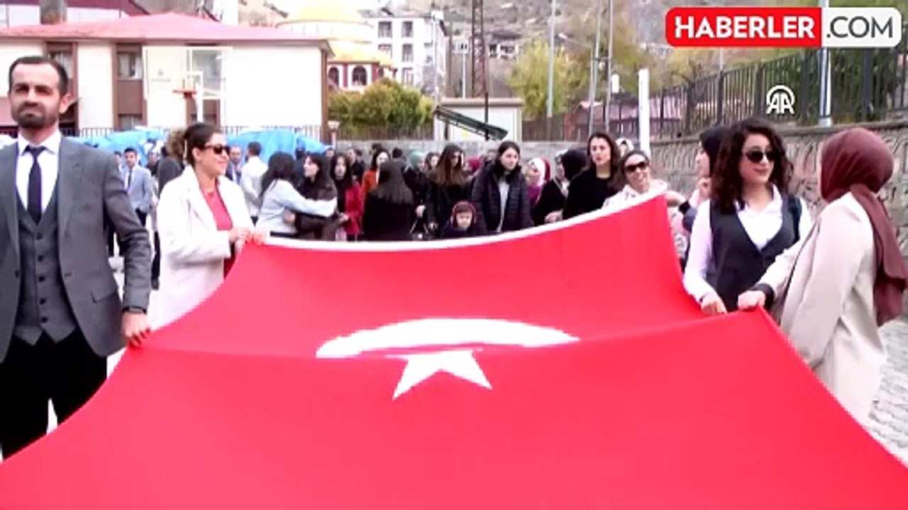 Hakkari'de öğretmenler, şehit meslektaşları için yürüdü
