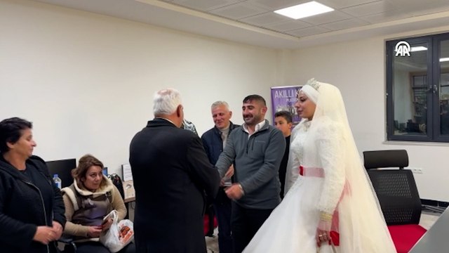 Karla kapanan yolda kalan gelin ve damat 11 saat sonra kurtarıldı
