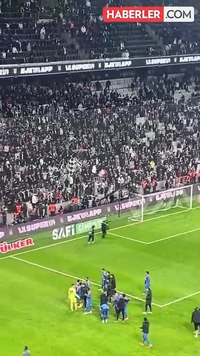 Gedson Fernandes taraftarın yanına giderek özür diledi