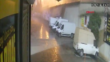 Adana'da fırtınada devrilen korkuluk ve reklam panosu araçlara zarar verdi