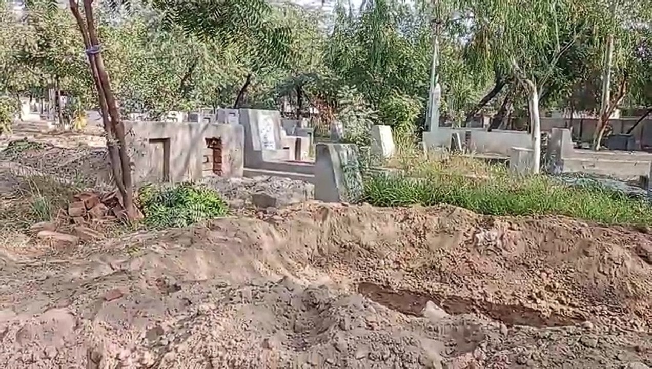 Qabar Kese Khodi Jati Hai  | GM Abad Daira Sain Wala Qabarstan Ghulam Muhammad Abad Faisalabad
