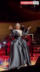 Sibel Can sahne kıyafeti ile ezber bozdu