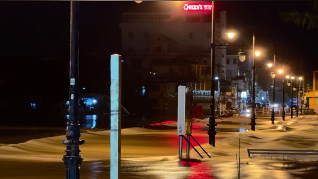 TP Huế mưa lớn, lũ tràn về trong đêm