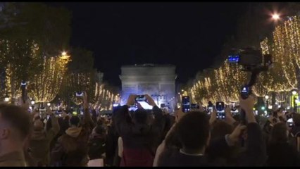 Champs-Élysées a Parigi brillano con le luci di Natale