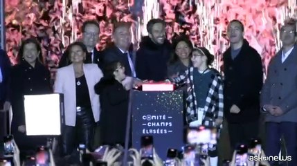 Champs-?lys?es a Parigi brillano con le luci di Natale