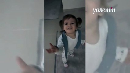 Evden çıkarken annesine yakalandı! Küçük kız ne yapacağını şaşırdı