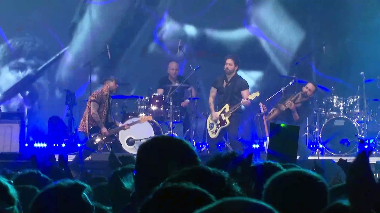 Multitud de artistas se suben al escenario del WiZink por el concierto solidario por la DANA