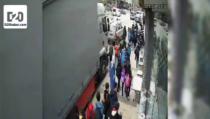 TIR çocuğa çarptı, kaza anı güvenlik kamerasına yansıdı