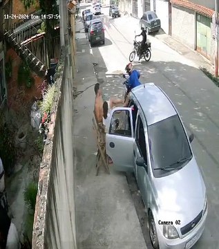 Homem reage a assalto jogando pedras em criminosos na Baixada Fluminense