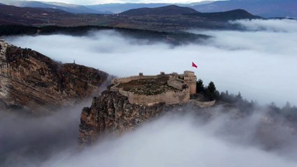 Tarihi kale sis altındaki görüntüsü ile büyüledi