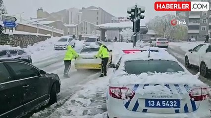 Bitlis'te Kar Yağışı Trafiği Aksattı