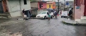 Carro cai em buraco de obra inacabada da Embasa em Fazenda Coutos; veja vídeo