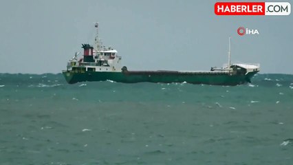 Zonguldak'ta Rüzgar ve Dalgalar Yük Gemilerini Salladı