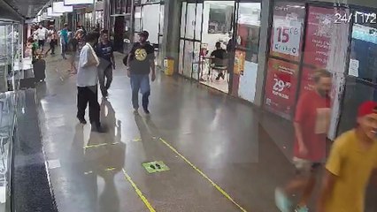 Vídeo mostra homem sendo esfaqueado na Rodoviária de Cascavel