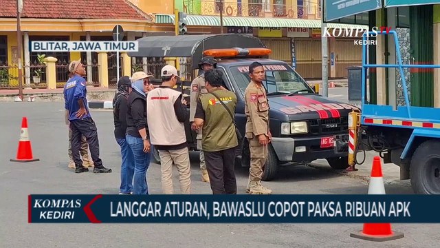 Bawaslu Kabupaten Blitar Copot Paksa Ribuan Alat Peraga Kampanye Yang Langgar Aturan