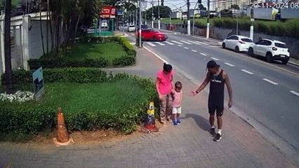 Video: ¡Quiso llevárselo! Un hombre intentó arrebatar a un niño en Brasil