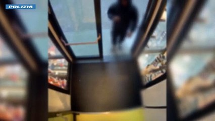 Milano, comprano 200mila euro di abiti di lusso con carte di credito sospette: cinque arresti