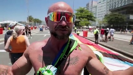 Parada do Orgulho LGBTQIAP+ lota Copacabana
