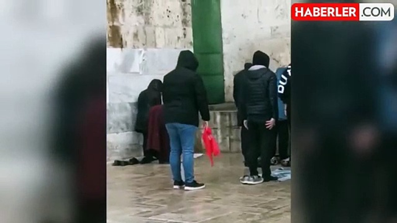 Yağmur altında namaz kılan vatandaşın videosu izleyenleri ikiye böldü