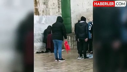 Yağmur altında namaz kılan vatandaşın videosu izleyenleri ikiye böldü
