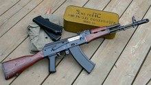 衝撃的な映像：ウクライナ軍、戦闘でライフルAK-74を搭載したFPVドローンを使用