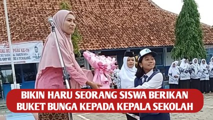 Bikin Haru Seorang Siswa Berikan Buket Bunga Kepada Kepala Sekolah