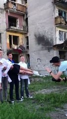 Ukrainian students take graduation pictures in war zone