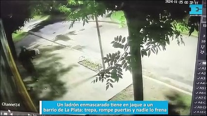 Un ladrón enmascarado tiene en jaque a un barrio de La Plata: trepa, rompe puertas y nadie lo frena