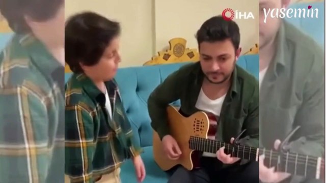 Şarkı söylerken kendinden geçiyor! Kendine hayran bırakan küçük Ahmet'in yeteneği...