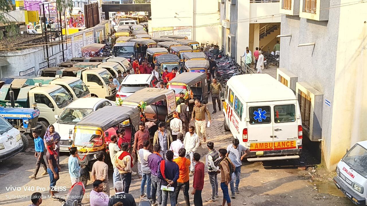 शिवसेना के साथ ऑटो चालकों ने किया नपा का घेराव, घंटे भर चला हंगामा