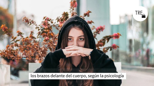 Qué significa que alguien cruce los dedos, las manos o los brazos delante del cuerpo, según la psicología